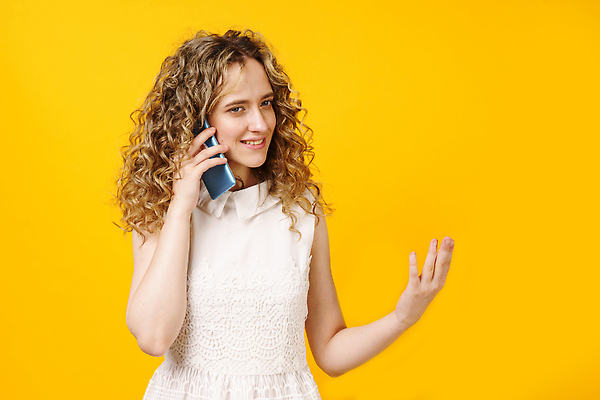 포토 JPG 해외이미지 모델 직업 학생 응시 행복 청소년 모바일 노동자 갈색머리 말하기 대화 한명 미소 사람 10대 스마트폰 핸드폰 사무실 귀여움 외침 자신감 우아함 연결 전화기 스마트 경영자 긍정 부름 비서 소통 정중 스타일 해외202309 해외포토 1 헤어스타일 시선 감정 컨셉 비즈니스 모션 표정 전자제품 스마트기기 소리 리더 파일형식