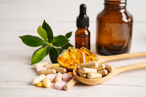 포토 JPG 해외이미지 건강 사람없음 알약 약 숟가락 스포이트 허브 유기농 공병 나무배경 해외202309 해외포토 식물 웰빙 백그라운드 의학 수저 피펫 병_담는 파일형식