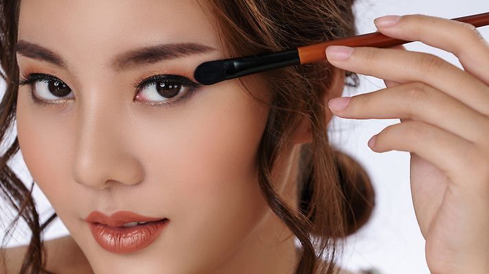 포토 JPG 해외이미지 여자 얼굴 한명 들기 동양인 근접촬영 상반신 성인 앞모습 화장 뷰티 바르기 메이크업브러쉬 성인여자한명만 해외202309 해외포토 1 뷰포인트 모션 사람 인종 신체부위 붓 여자한명만 성인여자만 파일형식