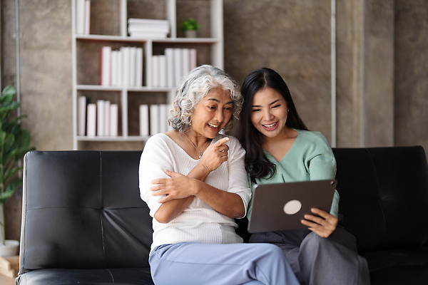 포토 JPG 해외이미지 백인 라이프스타일 여자 노년 딸 행복 유럽 할머니 2 가족 엄마 친절 주택 함께함 사랑 미소 사람 성인 두명 친구 노트북 컴퓨터 뷰티 흰색 은퇴 사이버 온라인 세대 돌봄 옛날 조부모 해외202309 해외포토 서양인 감정 나라 컬러 컨셉 관계 모션 표정 건물 생활 전자제품 파일형식