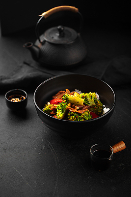 포토 JPG 해외이미지 접시 문화 음식 밥 검은배경 한국 육류 요리 동양인 사람없음 세로 식사 저녁식사 중국 소고기 사발 브로콜리 찌개 메뉴 매움 냅킨 동쪽 점심식사 대두 맛있는 해외202309 해외포토 식기 아시아 백그라운드 채소 식재료 인종 검은색 사기그릇 맛 방향 파일형식