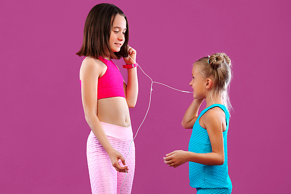 포토 JPG 해외이미지 라이프스타일 행복 얼굴 어린이 음악 시계 이어폰 백그라운드 학교 가족 주택 한명 미소 사람 10대 여름 파란색 운동복 뷰티 유행 귀여움 헤드폰 소리 기쁨 듣기 달콤 자매 뮤지컬 해외202309 해외포토 1 옷 계절 여자 교육 감정 컬러 음향기기 컨셉 관계 모션 청소년 문화예술 표정 건물 생활 신체부위 맛 파일형식