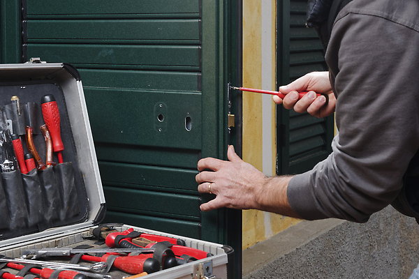 포토 JPG 해외이미지 직업 1 응시 남자 유니폼 노동자 주택 자물쇠 실내 작업복 손잡이 미소 성인 사람없음 건물 문 손상 장비 도구 공구 나사 잡기 업무 기술자 드라이버 수리 보호 감독 목수 서비스 잠금 보안 장인 깨짐 설치 업그레이드 재주꾼 조이기 조작 소유 해외202309 해외포토 건축물 시선 옷 컨셉 모션 표정 안전 사람 내부 작업 파일형식