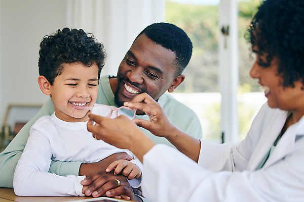 포토 JPG 해외이미지 여자 안경 어린이 안기 들기 소년 상반신 성인 세명 아빠 보여주기 안경점 검안사 해외202309 해외포토 직업 잡화 남자 가족 모션 사람 상점 파일형식 안경사