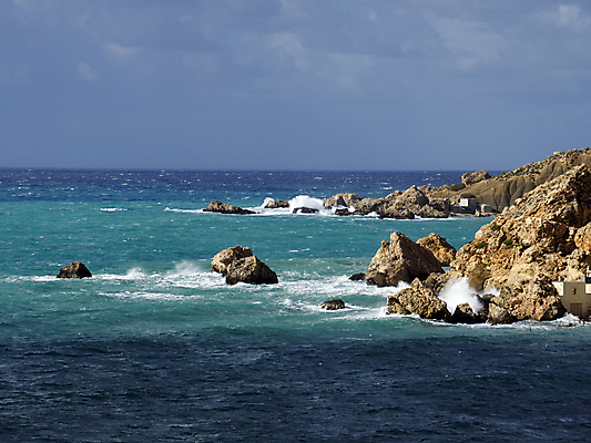 포토 JPG 해외이미지 유럽 모래 파도 바다 섬 여행 백그라운드 자연 하늘 호텔 휴가 휴식 파노라마 사람없음 야외 물 파란색 모래사장 태양 뷰티 여행객 맑음 일몰 흰색 만 황금 지중해 휴양지 몰타섬 수평선 해외202309 해외포토 자연요소 나라 컬러 컨셉 숙소 날씨 촬영기법 사람 노을 장소 생태계 몰타 파일형식