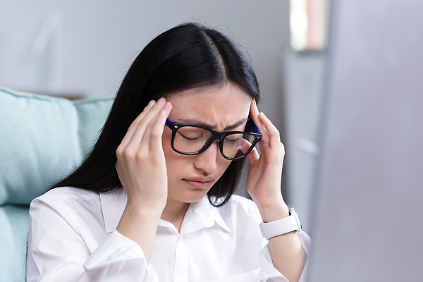 포토 JPG 해외이미지 여자 안경 의자 한명 앉기 상반신 성인 옆모습 사무실 눈감음 누름 스마트 두통 스마트워치 성인여자한명만 해외202309 해외포토 1 잡화 뷰포인트 가구 컨셉 비즈니스 모션 사람 스마트기기 질병 웨어러블 여자한명만 성인여자만 파일형식