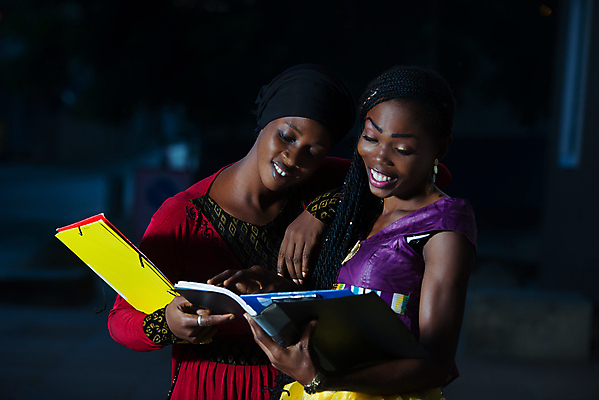 포토 JPG 해외이미지 학생 라이프스타일 응시 드레스 여자 교육 행복 백그라운드 2 함께함 서기 사람 야외 두명 빨간색 친구 스터디 뷰티 노란색 귀걸이 공책 목도리 잡기 그룹 치아 검색 대학교 모음 진짜 해외202309 해외포토 시선 잡화 옷 감정 컬러 컨셉 장신구 학교 관계 모션 문구용품 한글 생활 학습 소화기관 파일형식