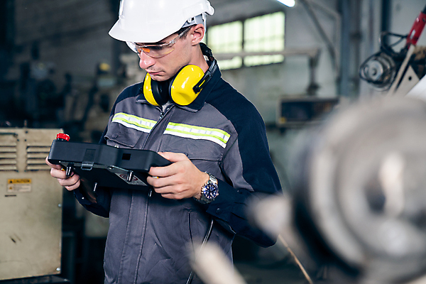 포토 JPG 해외이미지 남자 산업 공장 노동자 고글 작업복 한명 들기 상반신 성인 헤드셋 기계 과학기술 작업 엔지니어 소프트포커스 안전모 집중 컨트롤 프로그래밍 성인남자한명만 해외202309 해외포토 직업 1 옷 음향기기 컨셉 공업 모션 기술 촬영기법 사람 헤드폰 기술자 헬멧 안전장비 개발 남자한명만 성인남자만 파일형식