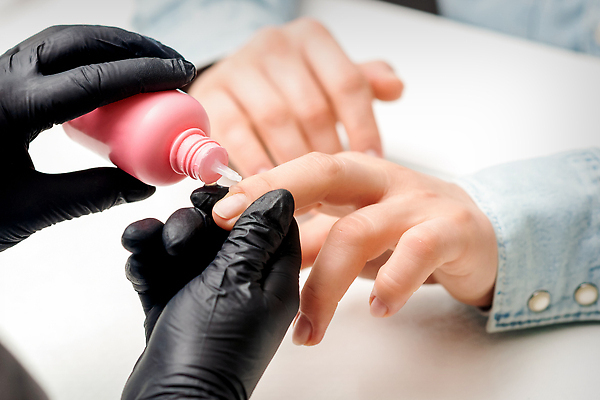 포토 JPG 해외이미지 손 여자 성인 두명 신체부위 잡기 오일 손톱관리 위생장갑 네일샵 성인여자만 해외202309 해외포토 음식 장갑 모션 사람 상점 화장품 네일아트 여자만 성인만 파일형식