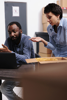 포토 JPG 해외이미지 백인 여자 남자 흑인 의자 노동자 실내 대화 앉기 상반신 성인 두명 앞모습 노트북 상자 가리킴 작업 물류창고 성인만 해외202309 해외포토 서양인 직업 뷰포인트 가구 모션 말하기 사람 손짓 내부 전자제품 창고 파일형식