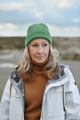 포토 JPG 해외이미지 백인 모델 라이프스타일 긴머리 여자 행복 여유 50대 휴식 건강 한명 사람 성인 초록색 금발 뷰티 산책 기쁨 흰색 주름 중앙 은색 60대 은퇴 내추럴 옛날 캡모자 스타일 해외202309 해외포토 서양인 모자_잡화 1 헤어스타일 노년 감정 컬러 중년 컨셉 생활 파일형식