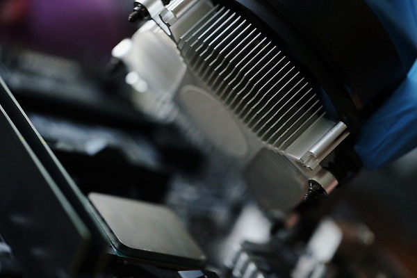 포토 JPG 해외이미지 손 장갑 부분 노동자 기술 사람 사람없음 그래픽 컴퓨터 금속 디지털 장비 공구 신용카드 부채 기술자 엔지니어 수리 제조 연결 묘사 순환 전자 고정 튜브 편리함 유지 구리 냉각기 램 마더보드 설치 업그레이드 엘리먼트 철강 프로세서 해외202309 해외포토 직업 잡화 컨셉 모션 재질 신체부위 금융 전자제품 도구 원소 파일형식