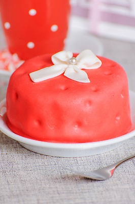 포토 JPG 해외이미지 1 음식 컬러 백그라운드 디저트 사람없음 장식 컵 빨간색 파티 케이크 흰색 축하 생일 달콤 맛 작음 설탕 컵케이크 굽기 먹기 크림 미니 맛있는 버터크림 해외202309 해외포토 식기 기념일 컨셉 모션 이벤트 크기 구이 파일형식