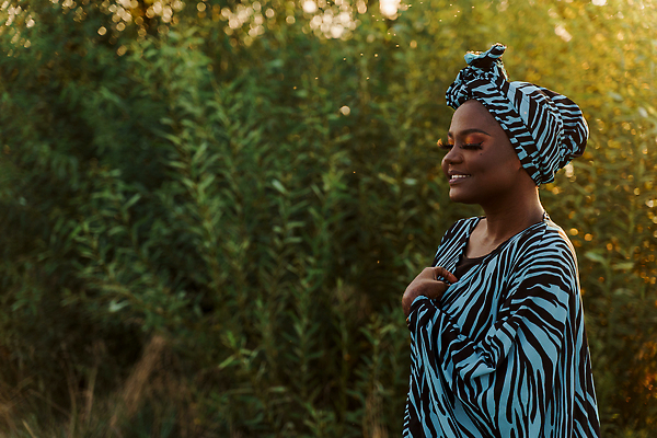 포토 JPG 해외이미지 전통 라이프스타일 옷 행복 종교 문화 포즈 흑인 성공 실내 한명 서기 미소 사람 청춘 뷰티 유행 우주 검은색 목도리 표현 발표 이슬람교 스마트 동쪽 베일 내추럴 아랍어 해외202309 해외포토 서양인 1 잡화 감정 컬러 컨셉 모션 표정 내부 생활 방향 파일형식