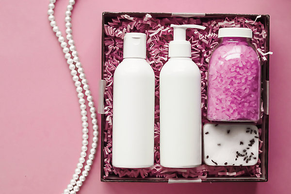 포토 JPG 해외이미지 분홍색 사람없음 상자 하이앵글 화장품 오브젝트 피부관리 담기 진주 비누 공병 바디케어 화장품가방 입욕소금 해외202309 해외포토 뷰포인트 컬러 가방 모션 위생용품 뷰티 미용용품 보석 소금 병_담는 파일형식