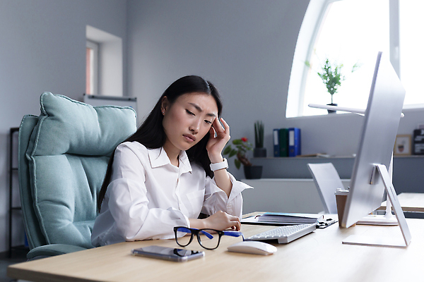 포토 JPG 해외이미지 여자 화분 안경 화초 의자 창문 스트레스 한명 앉기 상반신 성인 옆모습 스마트폰 사무실 모니터 공책 기댐 키보드 마우스 스마트 책상 두통 성인여자한명만 해외202309 해외포토 식물 1 잡화 뷰포인트 가구 컨셉 비즈니스 모션 문구용품 사람 핸드폰 스마트기기 컴퓨터 컴퓨터용품 질병 여자한명만 성인여자만 파일형식