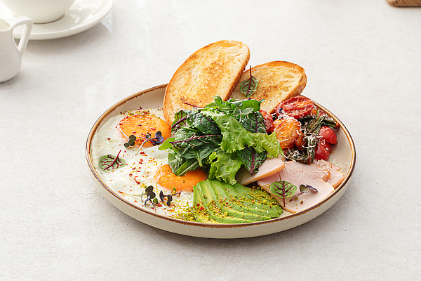 포토 JPG 해외이미지 식기 접시 빵 부분 탁자 건강 요리 사람없음 옆모습 가로 식당 식사 카페 샐러드 아침식사 허브 메뉴 토스트 아보카도 해외202309 해외포토 식물 음식 뷰포인트 가구 과일 상점 파일형식