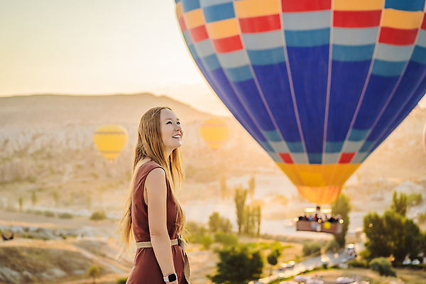 포토 JPG 해외이미지 여자 여행 한명 성인 야외 옆모습 아웃포커스 로맨틱 열기구 성인여자한명만 튀르키예 해외202309 해외포토 1 아시아 뷰포인트 컨셉 항공교통 촬영기법 사람 여자한명만 성인여자만 파일형식