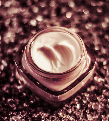 포토 JPG 해외이미지 근접촬영 사람없음 반짝임 고급 피부관리 스킨케어 기초화장품 수분크림 갈색배경 해외202309 해외포토 뷰포인트 백그라운드 컨셉 모션 뷰티 갈색 화장품 파일형식