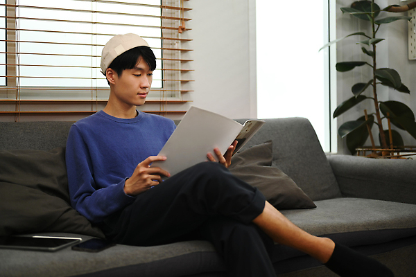 포토 JPG 해외이미지 식물 남자 쿠션 창문 한명 동양인 상반신 성인 책 스마트폰 태블릿 독서 기댐 다리꼬기 블라인드 성인남자한명만 해외202309 해외포토 1 모션 사람 인종 전자제품 핸드폰 스마트기기 커튼 남자한명만 성인남자만 파일형식