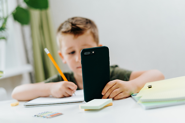 포토 JPG 해외이미지 식물 백인 학생 교육 행복 어린이 남학생 인터넷 통신 학교 탁자 수업 모바일 문구용품 거리 주택 직장 실내 한명 앉기 소년 취미 책 스마트폰 핸드폰 학습 스터디 연필 디지털 기록 사이버 책상 신학기 온라인 개발 온라인강의 가상 네트워킹 해외202309 해외포토 서양인 1 남자 감정 가구 회사 모션 학용품 사람 내부 건물 전자제품 스마트기기 필기구 네트워크 강의 오브젝트 파일형식 언택트