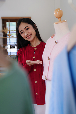 포토 JPG 해외이미지 여자 사업가 안내 한명 상반신 성인 앞모습 가리킴 작업 비즈니스우먼 소프트포커스 사장 마네킹 성인여자한명만 해외202309 해외포토 직업 1 뷰포인트 비즈니스 촬영기법 사람 손짓 직장인 여자한명만 성인여자만 파일형식