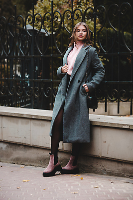 포토 JPG 해외이미지 백인 모델 라이프스타일 응시 옷 여자 행복 안경 얼굴 분홍색 포즈 장신구 거리 갈색머리 부츠 건강 한명 사람 야외 치마 컬러풀 뷰티 유행 산책 회색 핸드백 코트 가을 도시 우아함 스웨터 고무 발목 스타일 해외202309 해외포토 서양인 1 헤어스타일 시선 잡화 계절 감정 컬러 신발 컨셉 상의 가방 발 하의 휴식 생활 신체부위 외투 파일형식