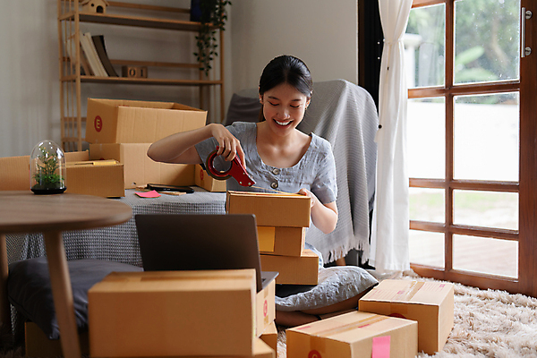 포토 JPG 해외이미지 여자 포장 사업가 한명 앉기 상반신 성인 앞모습 작업 비즈니스우먼 사장 테이프 택배상자 붙이기 성인여자한명만 해외202309 해외포토 직업 1 뷰포인트 비즈니스 모션 문구용품 사람 상자 직장인 택배 여자한명만 성인여자만 파일형식