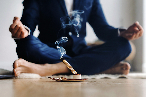 포토 JPG 해외이미지 남자 한명 정장 성인 카펫 하반신 연기 명상 가부좌 향 성인남자한명만 해외202309 해외포토 1 옷 사람 앉기 남자한명만 성인남자만 파일형식