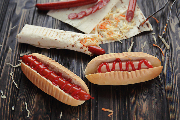 포토 JPG 해외이미지 집게 사람없음 당근 소시지 지저분함 케첩 양배추 슬라이스 핫도그 케밥 양배추샐러드 나무배경 해외202309 해외포토 음식 백그라운드 채소 뿌리채소 패스트푸드 샐러드 감각 소스_음식 가공식품 파일형식