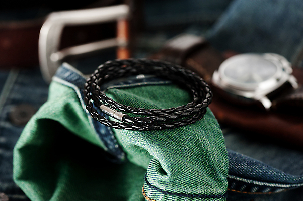 포토 JPG 해외이미지 팔찌 사람없음 아웃포커스 청바지 가죽 오브젝트 해외202309 해외포토 장신구 바지 촬영기법 파일형식