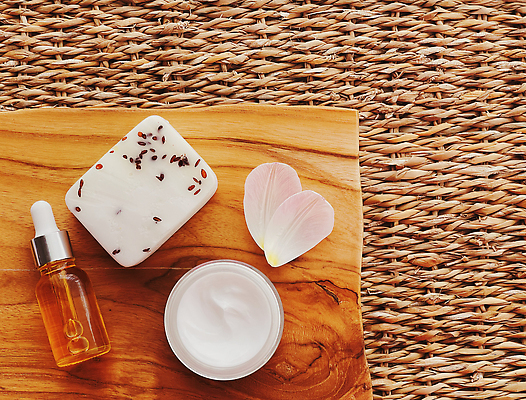 포토 JPG 해외이미지 꽃잎 사람없음 유기농 스파용품 비누 스킨케어 기초화장품 바디케어 수분크림 앰플 해외202309 해외포토 웰빙 꽃 위생용품 뷰티 스파 화장품 오브젝트 파일형식