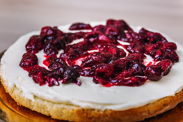 포토 JPG 해외이미지 접시 손 열매 조각 재료 부분 디저트 유제품 기념 건강 사람없음 장식 빨간색 케이크 주방 우유 축하 대접 신선 생일 체리 칼 달콤 맛 아침식사 잼 설탕 굽기 크림 코코넛 레시피 건강식 스펀지 벨로루시 짜기 페스츄리 핸드메이드 맛있는 스펀지케이크 해외202309 해외포토 식물 식기 기념일 음식 빵 컬러 컨셉 과일 모션 신체부위 식사 소스_음식 구이 파일형식