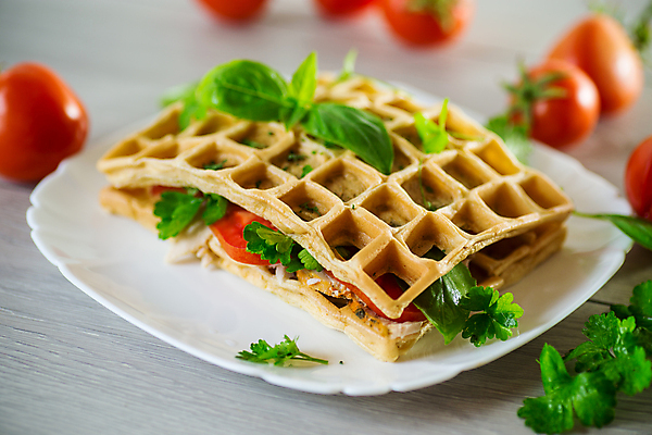 포토 JPG 해외이미지 접시 토마토 사람없음 나무바닥 와플 해외202309 해외포토 식기 채소 디저트 바닥 파일형식