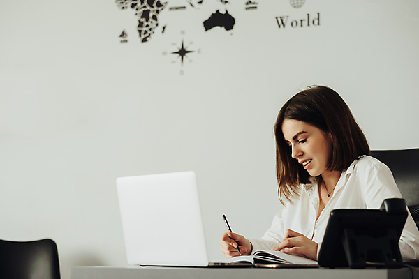 포토 JPG 해외이미지 백인 직업 여자 티셔츠 노동자 갈색머리 한명 노트북 스마트폰 컴퓨터 사무실 공책 흰색 업무 점 종업원 전화기 경영자 관리자 정중 회계사 해외202309 해외포토 서양인 1 헤어스타일 컬러 컨셉 셔츠 비즈니스 문구용품 사람 전자제품 핸드폰 스마트기기 작업 리더 파일형식