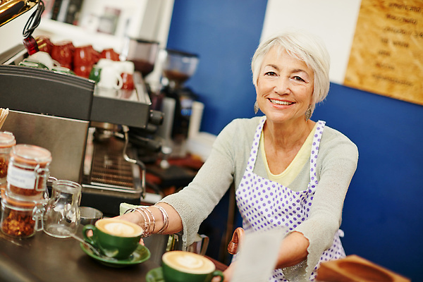 포토 JPG 해외이미지 응시 여자 노년 커피 사업가 성공 한명 앞모습 상점 카페 사장 직원 자영업 바리스타 노인여자한명만 소상공인 해외202309 해외포토 직업 1 시선 음료 뷰포인트 컨셉 비즈니스 사람 성인 경제 상인 여자한명만 노인여자만 파일형식