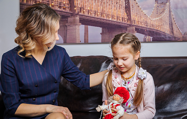 포토 JPG 해외이미지 직업 어린이 인형 통신 관계 스트레스 실내 건강 대화 앉기 두명 장난감 듣기 환자 게임 선택 고객 분석 상담 방문 문제 긴장 개발 꼭두각시 돌봄 조언 지원 헬프 정신건강 심리치료 해외202309 해외포토 감정 컨셉 의학 모션 놀이 말하기 사람 내부 치료 도움 심리 파일형식