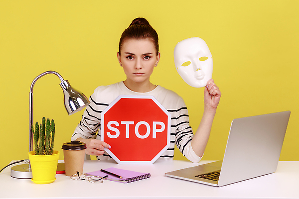 포토 JPG 해외이미지 여자 화분 안경 선인장 경고 가면 한명 들기 상반신 성인 앞모습 노트북 연필 노란색 공책 스탠드 표지판 정지 거절 테이크아웃컵 성인여자한명만 해외202309 해외포토 식물 1 잡화 뷰포인트 컬러 컨셉 모션 문구용품 학용품 조명 알림판 사람 컵 전자제품 필기구 여자한명만 성인여자만 파일형식