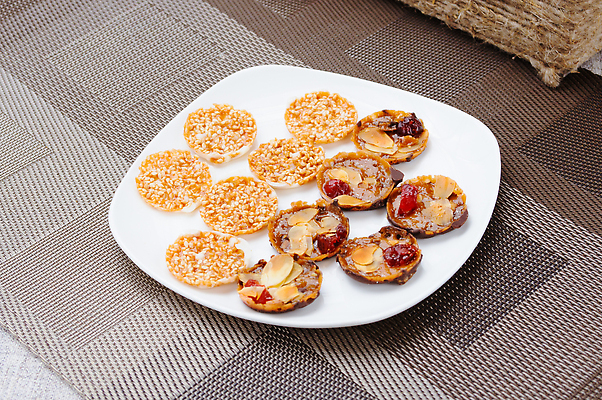 포토 JPG 해외이미지 음식 백그라운드 휴가 디저트 사탕 사람없음 장식 갈색 쿠키 케이크 초콜릿 얼음 낭만 흰색 신선 달콤 맛 설탕 굽기 먹기 상쾌 페스츄리 핸드메이드 많음 프로스팅 맛있는 해외202309 해외포토 자연요소 감정 빵 컬러 컨셉 모션 구이 제빵 파일형식