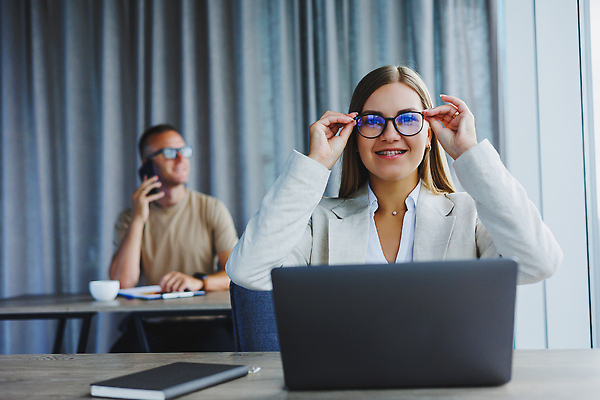 포토 JPG 해외이미지 백인 직업 커플 유럽 안경 커피 인터넷 비즈니스 사업가 탁자 협력 창조 두명 노트북 컴퓨터 사무실 공책 업무 비즈니스맨 비즈니스우먼 작업실 종업원 손목시계 책상 동료 마케팅 프로젝트 해외202309 해외포토 서양인 잡화 여자 남자 나라 음료 시계 가구 장신구 관계 문구용품 사람 전자제품 작업 직장인 파일형식