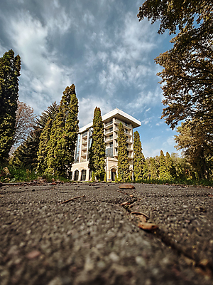 포토 JPG 해외이미지 나무 라이프스타일 외관 여행 컨셉 건축양식 자연 하늘 호텔 지붕 휴가 휴식 새로움 아파트 주택 프레임 잔디 사람없음 야외 목재 초록색 빛 뷰티 낭만 신혼여행 재산 고급 숲 빌라 에코 시골집 내추럴 해외202309 해외포토 식물 건축 컬러 결혼 재료 숙소 건물 생활 금융 환경 생태계 파일형식