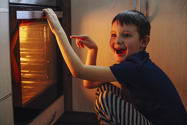 포토 JPG 해외이미지 백인 1 라이프스타일 손 응시 행복 어린이 음식 주택 피자 실내 요리 한명 사람 소년 내부 뷰티 쿠키 케이크 주방 기쁨 뜨거움 기다림 오븐 위험 난로 굽기 배고픔 호기심 준비 반죽 페스츄리 혼자 해외202309 해외포토 서양인 시선 남자 감정 빵 컨셉 모션 디저트 패스트푸드 서양음식 건물 생활 신체부위 가전제품 난방기 구이 파일형식