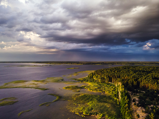 포토 JPG 해외이미지 나무 공원 유럽 호수 섬 여행 자연 하늘 안테나 파노라마 사람없음 야외 초록색 물 강 태양 여행객 일출 일몰 시골 정상 저녁 숲 지역 폭풍 내추럴 항공촬영 드론 벨로루시 보호구역 전국 해외202309 해외포토 자연요소 식물 공공시설 나라 뷰포인트 컬러 통신 날씨 촬영기법 사람 노을 야간 생태계 구역 파일형식