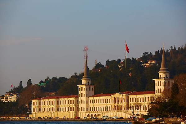 포토 JPG 해외이미지 구름 아시아 바다 컬러 여행 건축양식 학교 자연 하늘 주택 이스탄불 항해 파노라마 풍경 사람없음 건물 파란색 도시풍경 반사 노란색 여행객 검은색 궁전 깃발 도시 보트 역사 야간 군용 장면 육군 칠면조 랜드마크 보스포루스 옛날 채널 튀르키예 해외202309 해외포토 자연요소 건축물 교육 건축 나라 고건축 배_교통 조류 군대 촬영기법 사람 생태계 파일형식
