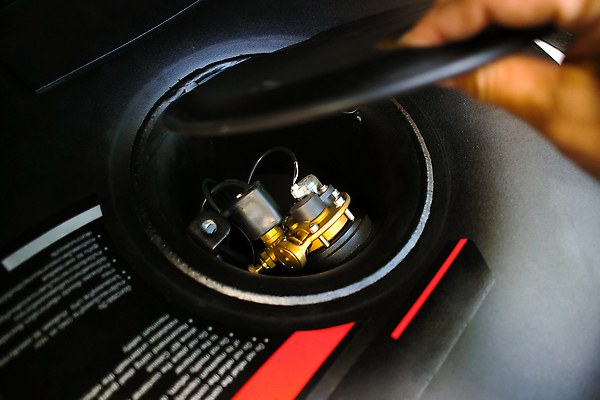 포토 JPG 해외이미지 모양 손 산업 교통시설 자동차 새로움 사람없음 환경 상점 금속 검은색 힘 기계 재활용 장비 에너지 오픈 바퀴 원형 구멍 기술자 수리 휘발유 석유 컨테이너 타이어 탱크 연료 가스 엔진 정비공 모터 내추럴 놋쇠 옛날 자동 차고 해외202309 해외포토 도형 직업 육상교통 컬러 교통 컨셉 재질 신체부위 시설 친환경 파일형식