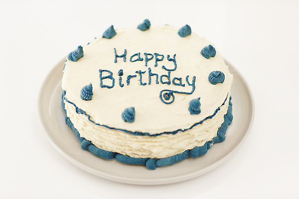 포토 JPG 해외이미지 접시 백그라운드 사람없음 장식 파란색 흰색 생일케이크 생일축하 프로스팅 해외202309 해외포토 식기 컬러 케이크 축하 생일 제빵 파일형식