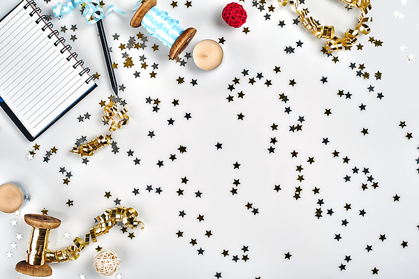 포토 JPG 해외이미지 별 리본 크리스마스 초 사람없음 선물상자 펜 공책 축하 황금 흰배경 색종이 해외202309 해외포토 자연요소 기념일 종이 백그라운드 컨셉 문구용품 선물 상자 필기구 흰색 파일형식