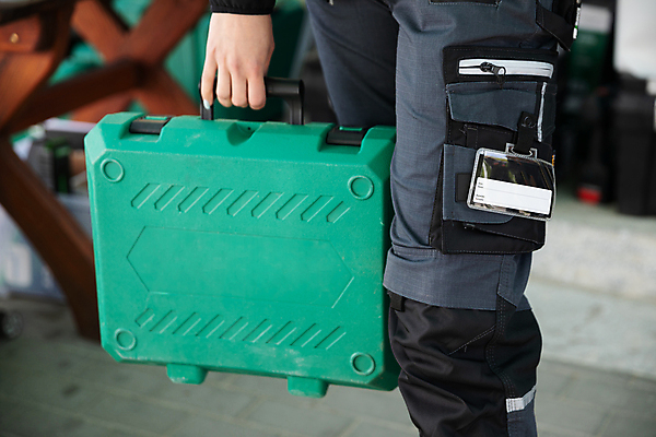 포토 JPG 해외이미지 백인 손 여자 회사 탁자 선반 손잡이 선물 서기 근접촬영 사람없음 야외 초록색 상점 여행가방 맑음 공백 도구 잡기 소프트포커스 플라스틱 전시회 무역 공평 해외202309 해외포토 서양인 산업 뷰포인트 컬러 가구 가방 비즈니스 모션 재질 날씨 촬영기법 사람 신체부위 전시 파일형식