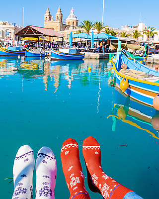 포토 JPG 해외이미지 전통 문화 섬 여행 크리스마스 겨울 교통시설 하늘 낚시 휴가 양말 선물 풍경 사람없음 물 여름 파란색 도시풍경 뷰티 노란색 마을 항구 맑음 도시 만 어선 보트 지중해 낚시꾼 포트 타운 몰타섬 옛날 해외202309 해외포토 자연요소 계절 기념일 바다 컬러 교통 배_교통 레저 날씨 시설 몰타 파일형식