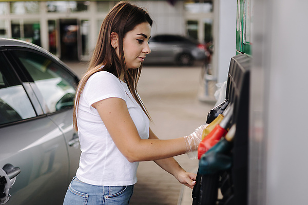 포토 JPG 해외이미지 백인 1 손 산업 여행 돈 교통시설 자동차 손잡이 한명 사람 성인 야외 초록색 경제 환경 에너지 잡기 오염 운전사 역 기름 휘발유 석유 가격 서비스 탱크 연료 가스 호스 펌프 노즐 디젤 자동 해외202309 해외포토 서양인 직업 음식 육상교통 컬러 교통 모션 신체부위 재산 시설 파일형식